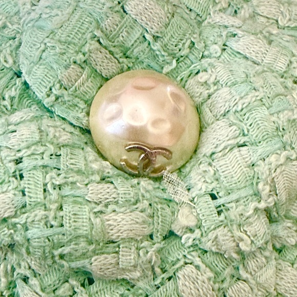 CHANEL 14C Mint Green‎ Tweed Camellia Flower Brooch with Pearl CC Center & Box - Picture 2 of 10